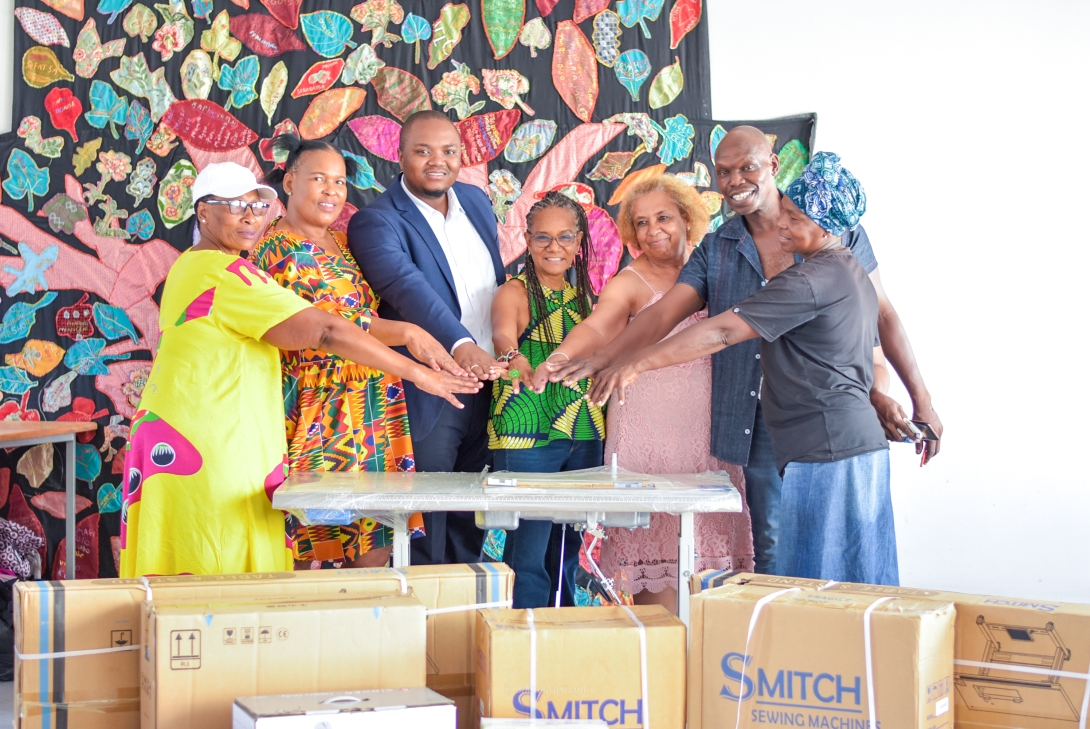 Embajadora María del Rosario Mina Rojas y el Embajador Ejecutivo para Sudáfrica del PAC, Monde Mshudulu, y lxs miembrxs de ABSG, que recibieron la donación. Foto: Cortesía del Consejo Panafricano.