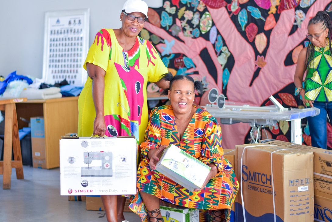 El grupo de costurerxs al momento de recibir la donación de máquinas de coser dentro del proyecto “Sewing the Impossible”. Foto: Cortesía del Consejo Panafricano. 