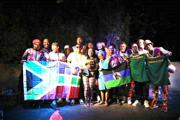 Los integrantes de Kombilesa-Mi junto al coro sudafricano Mzansi Gay Choir, el cantante nigeriano Wavedave y la Embajadora Maria del Rosario Mina-Rojas, en el cierre del concierto del 28 de noviembre de 2023. Foto: Alaister Russell para Embajada de Colombia en Sudáfrica.