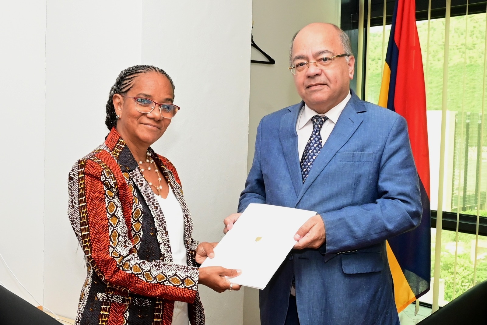 Embajadora de Colombia se reúne con el Secretario de Relaciones Exteriores de Mauricio