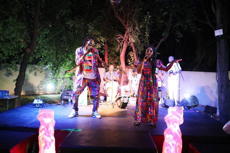 Andris Padilla Julio y Keila Miranda de Kombilesa-Mi durante su concierto el 28 de noviembre de 2023. Foto: Alaister Russell para Embajada de Colombia en Sudáfrica.