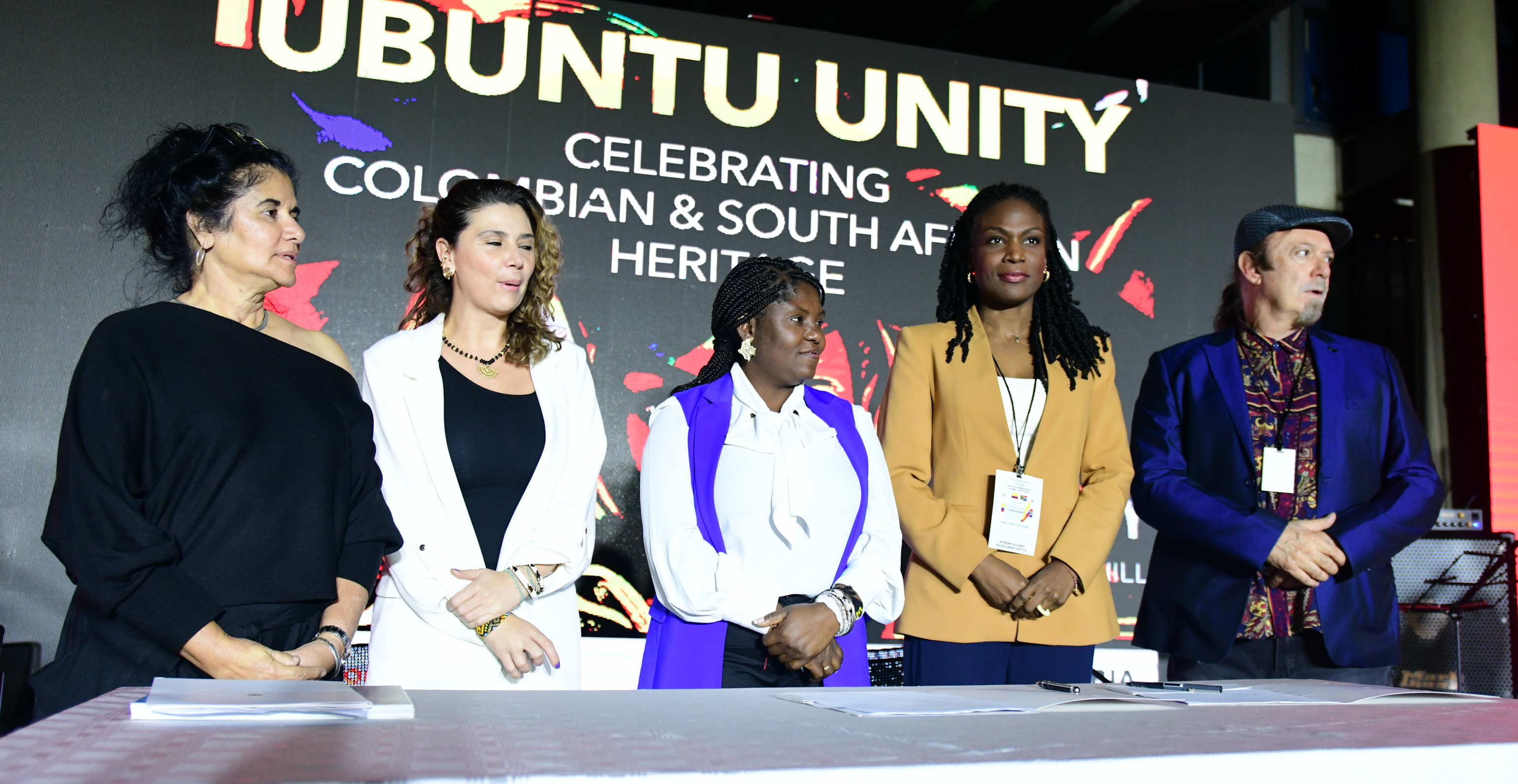 De izquierda a derecha: la Directora Ejecutiva del Museo Constitution Hill, Dawn Robertson; la Directora de APC Colombia, Eleonora Betancur González; la señora Vicepresidenta de la República de Colombia, Francia Elena Márquez Mina; la Directora del Festival “Petronio Álvarez”, Ana Copete; y el Director de WOMAD-South Africa, Dan Chiorboli. Foto: Cortesía de Constitution Hill.