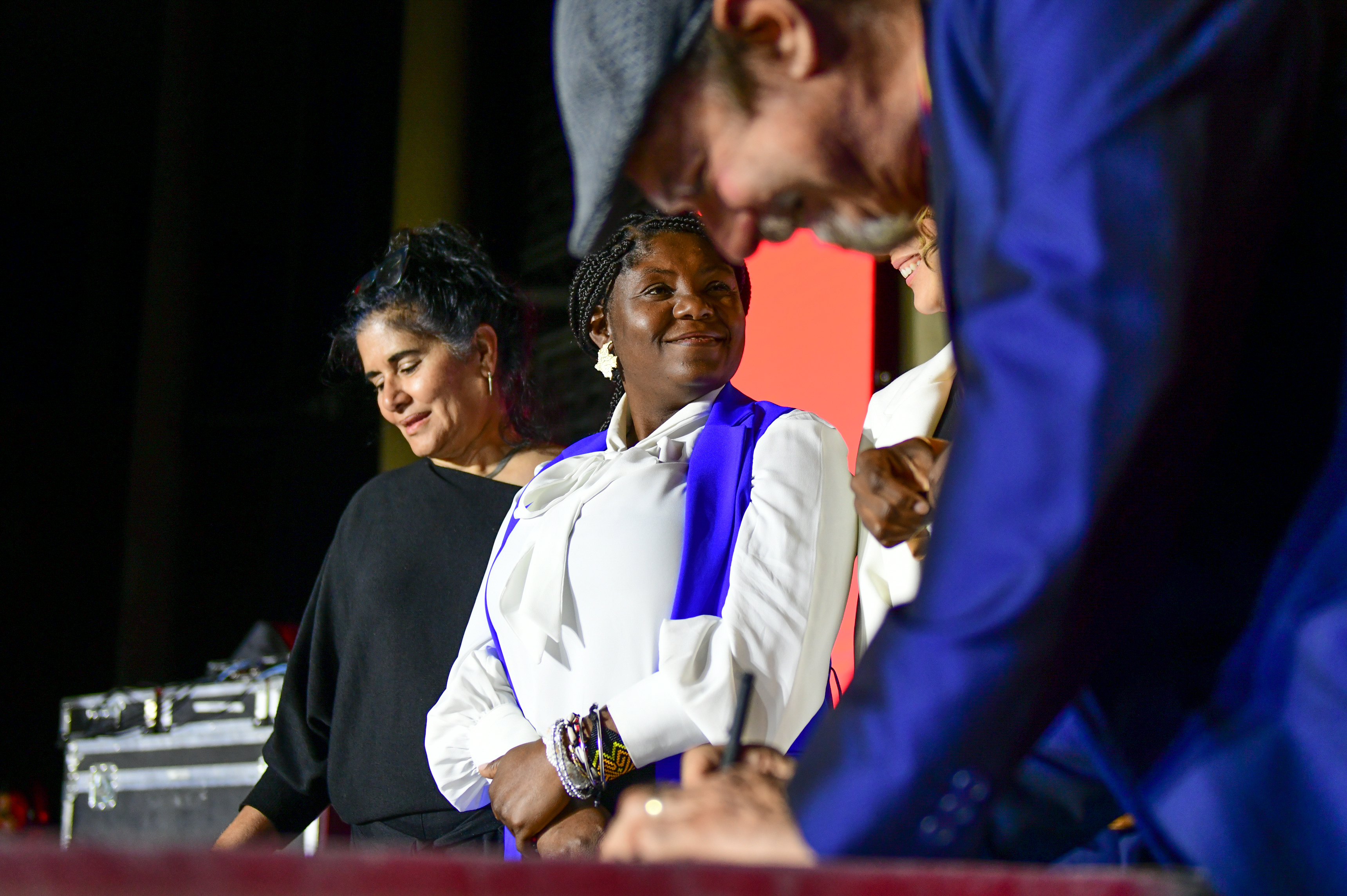 Momentos en que el Director de WOMAD-South Africa, Dan Chiorboli firma el acuerdo en presencia de la señora Vicepresidenta Francia Elena Márquez Mina. Los acompaña la Directora Ejecutiva del Museo Constitution Hill, Dawn Robertson (al fondo). Foto: Cortesía de Constitution Hill.