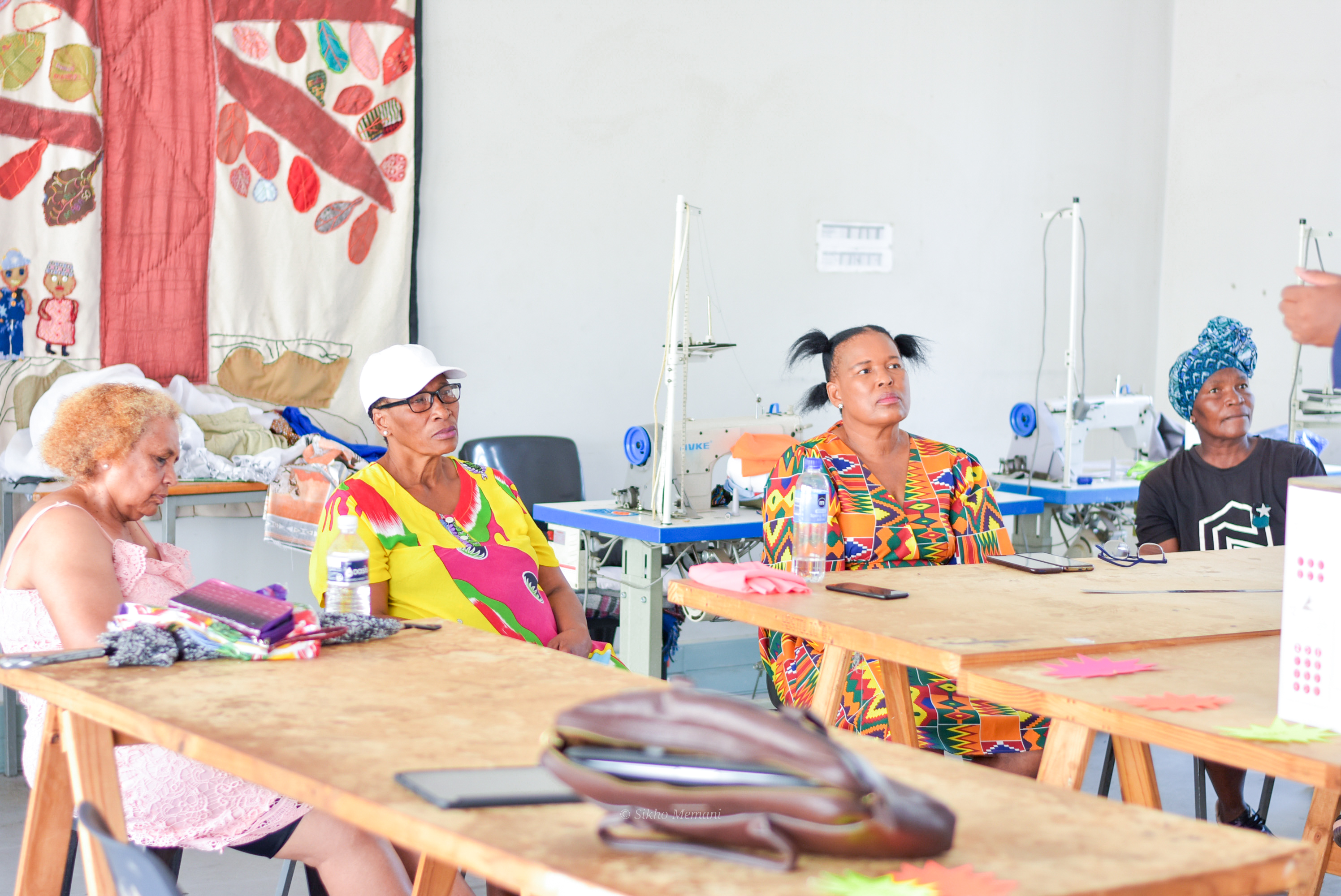 Miembrxs de Atlehan Boipatong Sewing Group que participa del proyecto “Sewing the Impossible”Foto: Cortesía del Consejo Panafricano. 