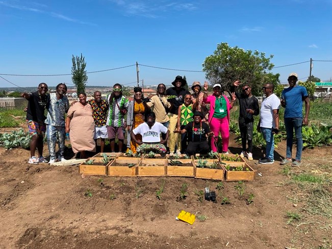 La Embajadora María del Rosario Mina Rojas; junto con Thami Kotlolo de la Fundación Thami Dish y los integrantes de Kombilesa-Mi durante la visita a Olievenhoutbosch Secondary School en Centurion, provincia de Gauteng. Foto: Embajada de Colombia en Sudáfrica.