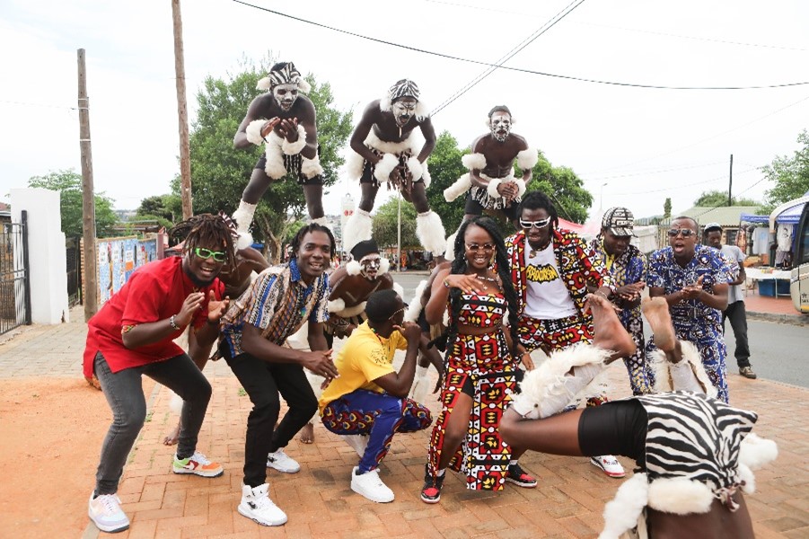 Integrantes de la agrupación de música afrocolombiana Kombilesa-Mi durante pregrabados de su visita a Soweto, Johannesburgo. Foto: Alaister Russell para Embajada de Colombia en Sudáfrica.