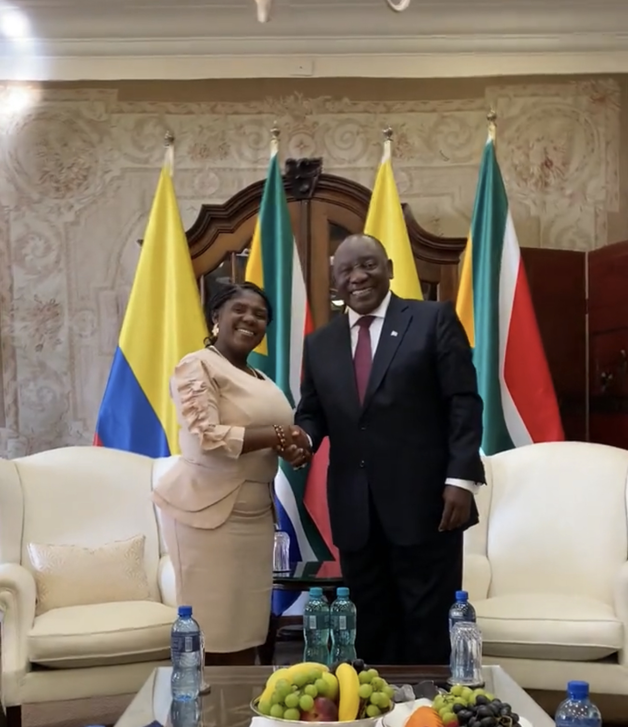 De izq. a der.: Yerney Pinillo Ocoro, esposo de la vicepresidenta; Vicepresidenta Francia Márquez; Vicepresidente sudafricano Paul Matashile; Hlumile Mjongile , esposa del vicepresidente sudafricano; Ministra de Relaciones Internacionales y Cooperación de Sudáfrica, Dra. Naledi Pandor; y Lindiwe Maseko, Embajadora de Sudáfrica para Colombia con residencia en Caracas. Foto: Vicepresidencia de Colombia.