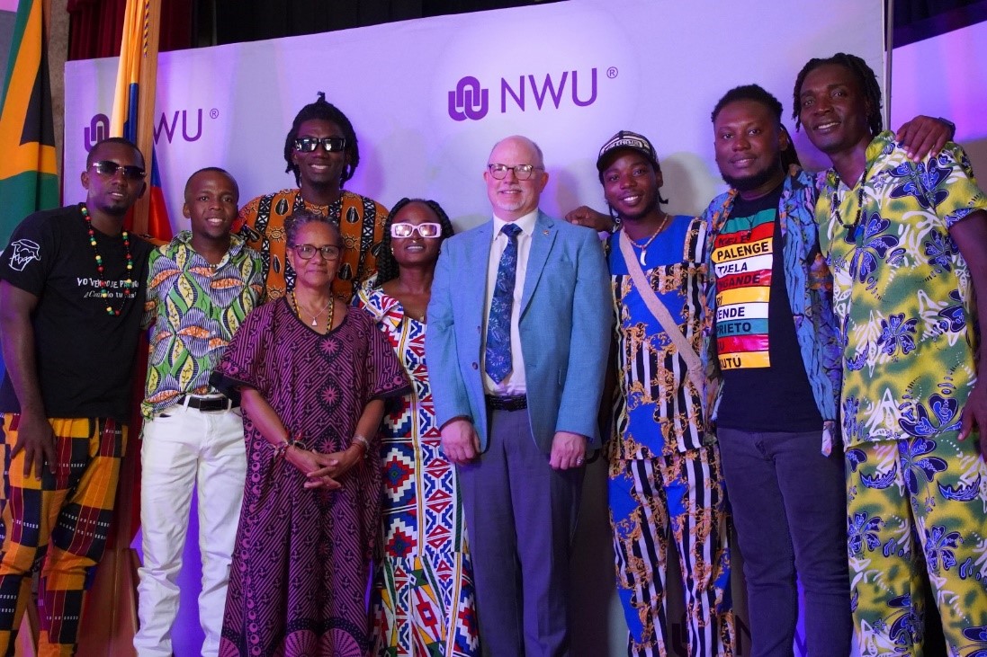 Los integrantes de Kombilesa-Mi junto a la Embajadora María del Rosario Mina Rojas y el Vicedecano de la Universidad de North-West durante la actividad académica el 27 de noviembre de 2023. Foto: cortesía de la Universidad de North-West.