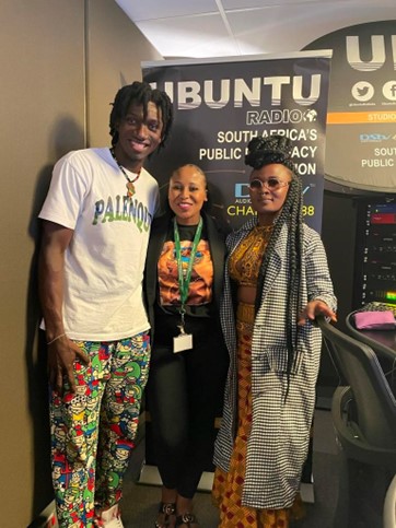 Andris y Keila, integrantes de Kombilesa-Mi, junto a Hellen Seabi de la estación de radio UBUNTU. Foto: Embajada de Colombia en Sudáfrica.