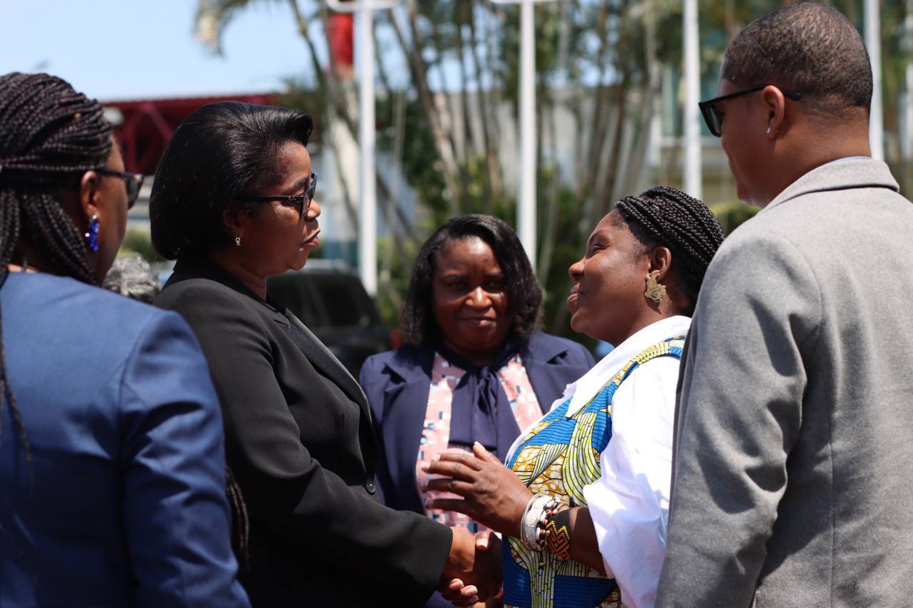 La Vicepresidenta Francia Márquez es recibida en el Aeropuerto Internacional de Libreville por su homóloga de Gabón, Rose Christiane Ossouka Raponda. Foto: Cancillería de Colombia.