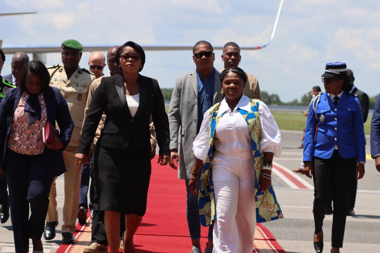 La Vicepresidenta Francia Márquez es recibida en el Aeropuerto Internacional de Libreville por su homóloga de Gabón, Rose Christiane Ossouka Raponda. Foto: Cancillería de Colombia.