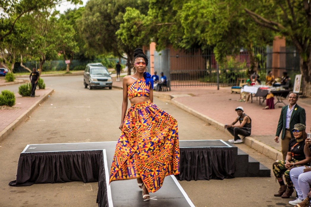 Una de las modelos desfilando las prendas creadas en el taller con la diseñadora colombiana Laura Laurens. Foto: Salym Fayad para Embajada de Colombia en Sudáfrica.