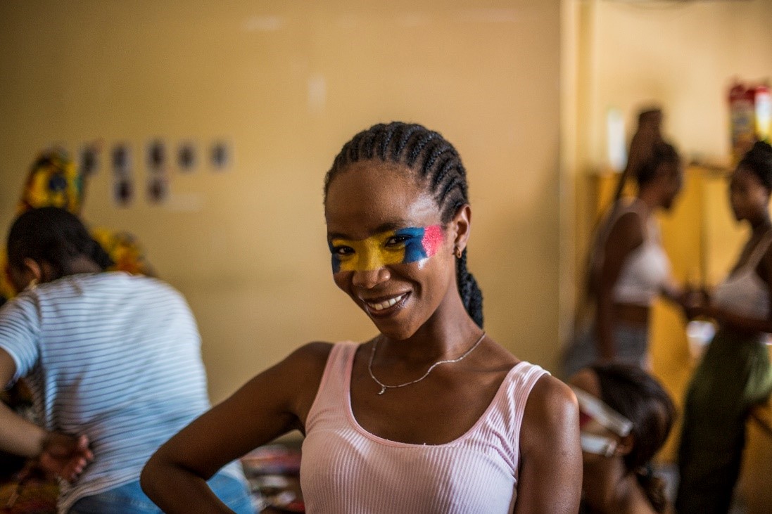 Imagen del backstage del desfile de modas el 18 de noviembre de 2023. Foto: Salym Fayad para Embajada de Colombia en Sudáfrica.