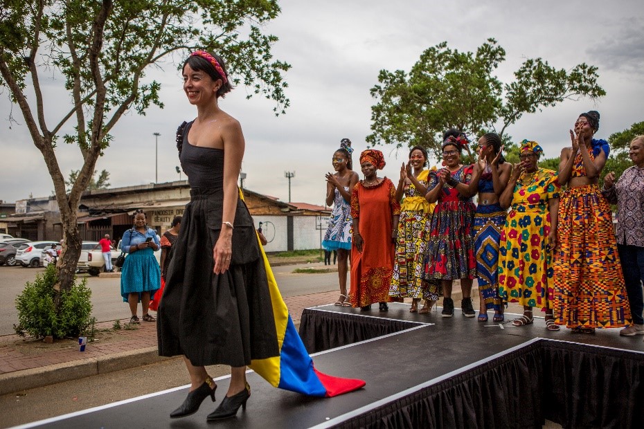 La diseñadora colombiana Laura Laurens al cierre del desfile de modas. Foto: Salym Fayad para Embajada de Colombia en Sudáfrica