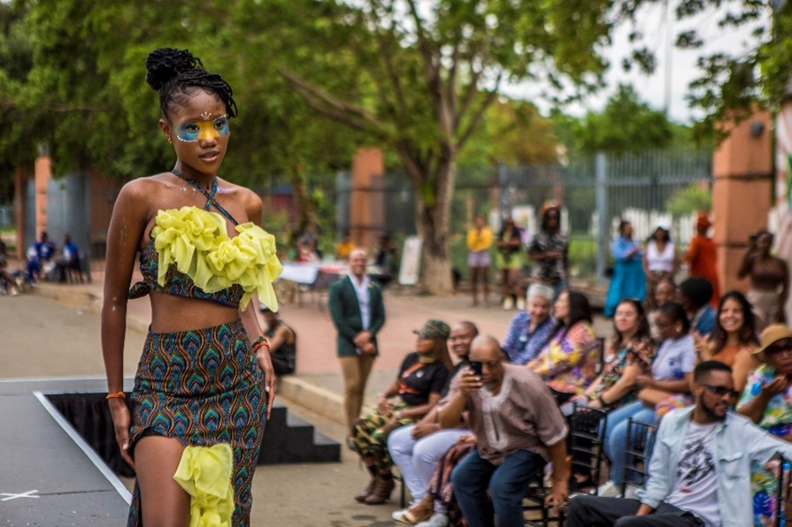 Una de las modelos desfilando las prendas creadas en el taller con la diseñadora colombiana Laura Laurens. Foto: Salym Fayad para Embajada de Colombia en Sudáfrica.