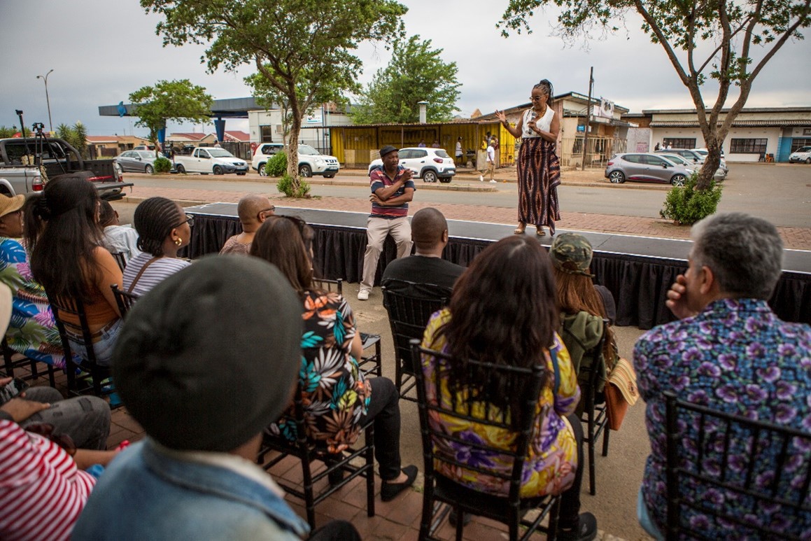 La Embajadora de Colombia en Sudáfrica María del Rosario Mina Rojas se dirige al grupo de asistentes al desfile de modas el 18 de noviembre de 2023. Foto: Salym Fayad para Embajada de Colombia en Sudáfrica.