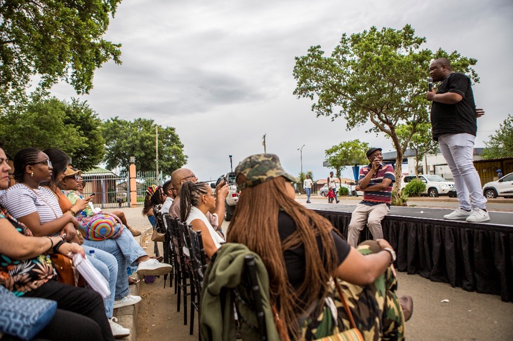 El señor Monde Mushudulo, Embajador Ejecutivo del PAC para Sudáfrica, durante su saludo a los asistentes al evento. Foto: Salym Fayad para Embajada de Colombia en Sudáfrica.