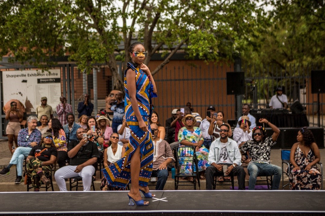 Una de las modelos desfilando las prendas creadas en el taller con la diseñadora colombiana Laura Laurens. Foto: Salym Fayad para Embajada de Colombia en Sudáfrica.