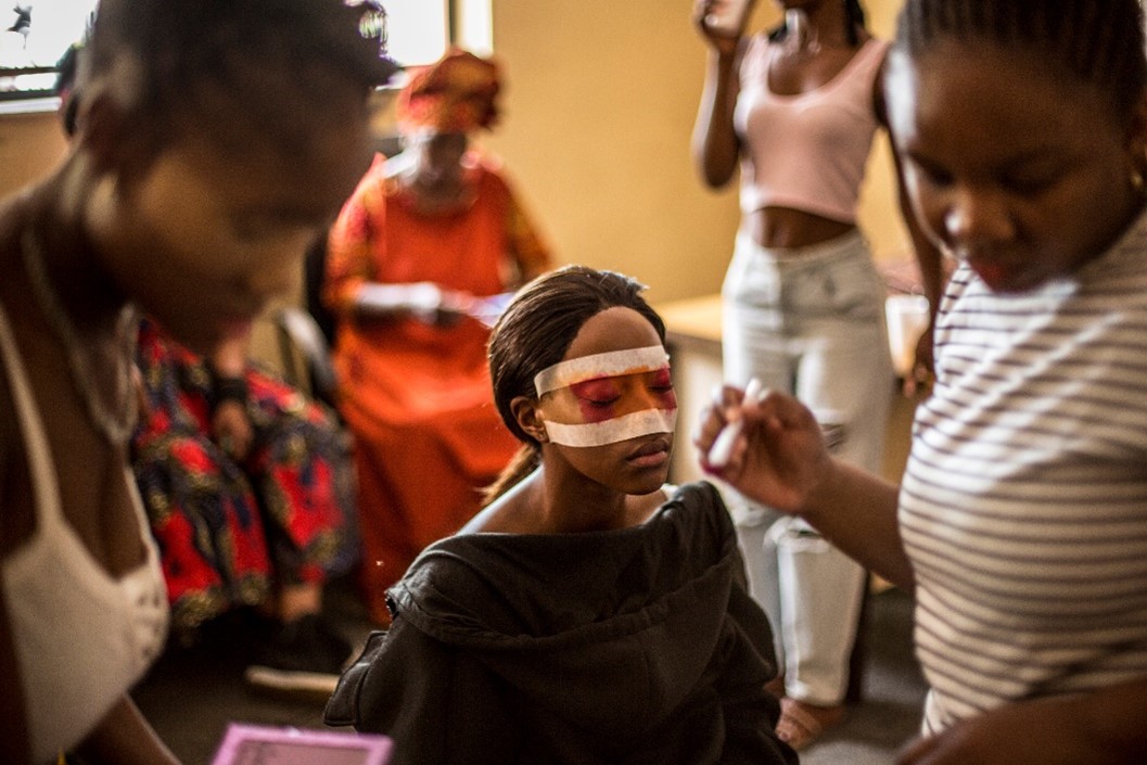 Imagen del backstage del desfile de modas el 18 de noviembre de 2023. Foto: Salym Fayad para Embajada de Colombia en Sudáfrica.