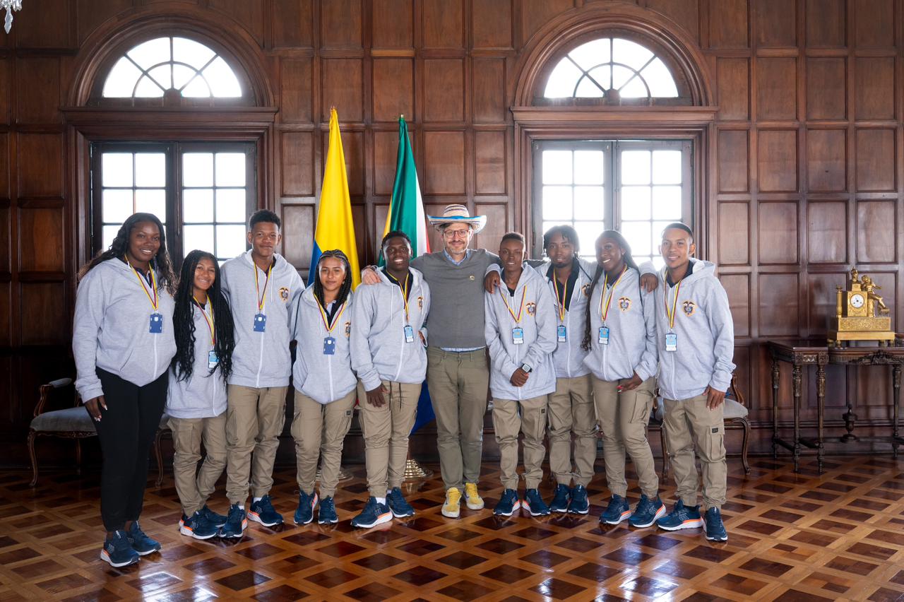 Los jóvenes del Grupo kibantu del pacífico colombiano realizaron una parada en la sede de la Cancillería para compartir con el viceministro de Asuntos Multilaterales, Mauricio Jaramillo, sus expectativas frente a una experiencia que consideran histórica al representar a Tumaco y a Colombia a través de la música, la danza y la tradición en el marco de la iniciativa de Diplomacia Cultural y Deportiva del Ministerio de Relaciones Exteriores.