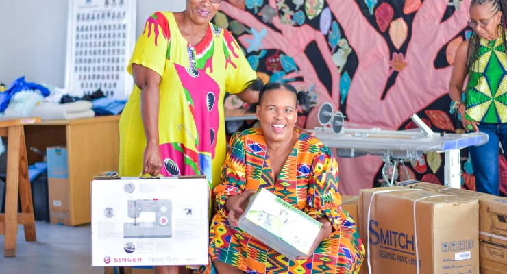 El grupo de costurerxs al momento de recibir la donación de máquinas de coser dentro del proyecto “Sewing the Impossible”. Foto: Cortesía del Consejo Panafricano. 