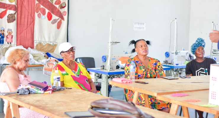 Miembrxs de Atlehan Boipatong Sewing Group que participa del proyecto “Sewing the Impossible”Foto: Cortesía del Consejo Panafricano. 