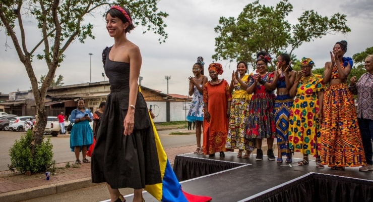 La diseñadora colombiana Laura Laurens al cierre del desfile de modas. Foto: Salym Fayad para Embajada de Colombia en Sudáfrica